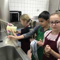 Tour de vaisselle pendant la cuisson des clafoutis