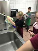 Tour de vaisselle pendant la cuisson des clafoutis